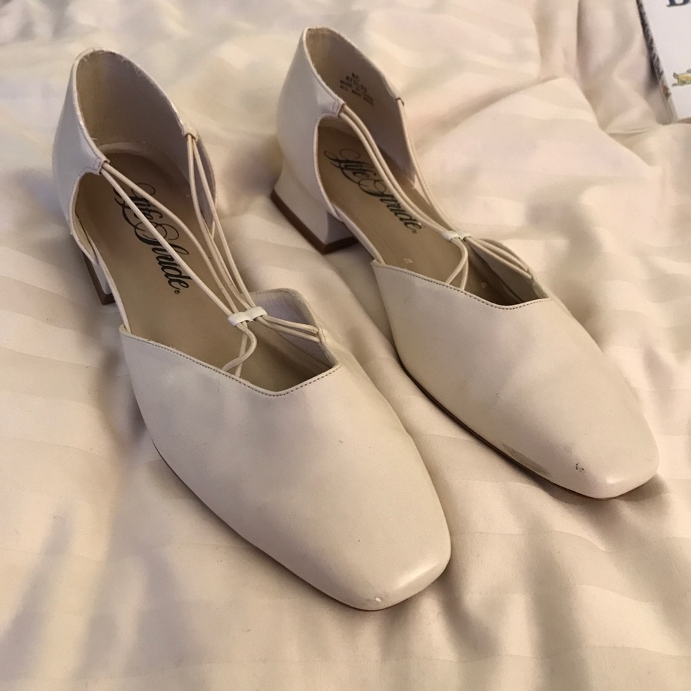 Life Stride Off white T-Stap low heel shoes.